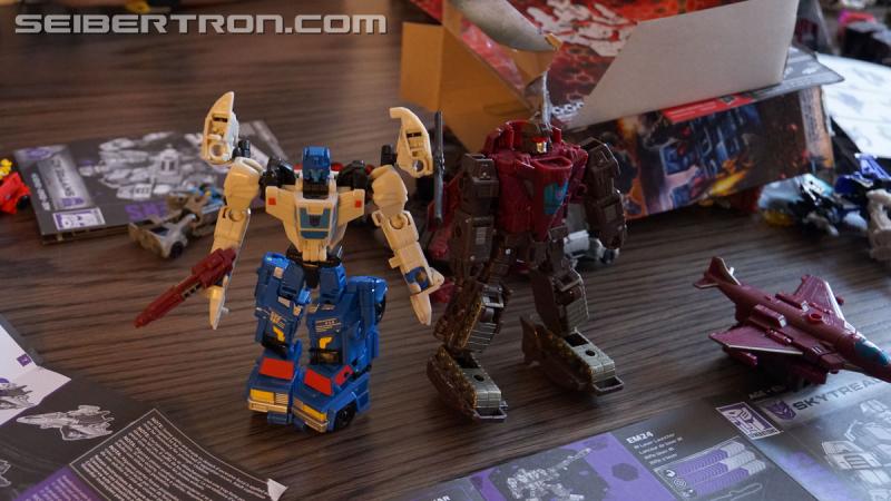 Transformers News: Unboxing Event gallery and video for Transformers War for Cybertron: SIEGE