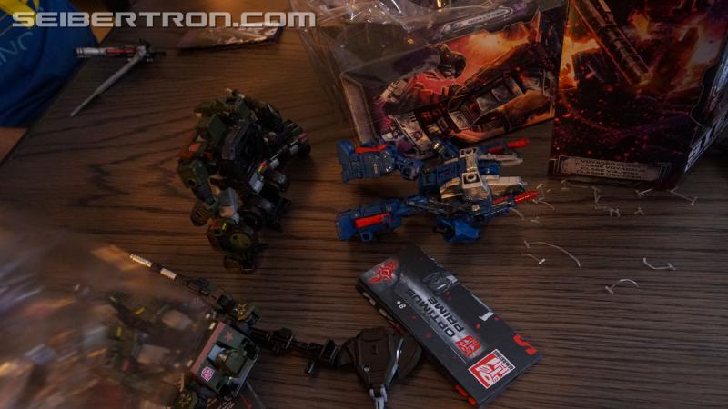 Transformers News: Unboxing Event gallery and video for Transformers War for Cybertron: SIEGE