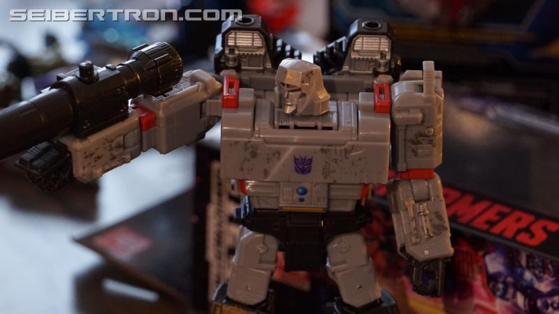 Transformers News: Unboxing Event gallery and video for Transformers War for Cybertron: SIEGE