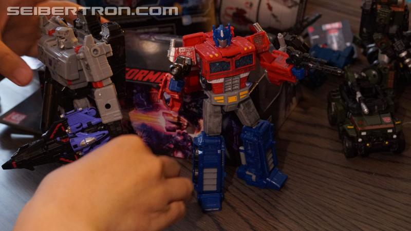 Transformers News: Unboxing Event gallery and video for Transformers War for Cybertron: SIEGE