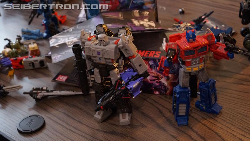 Transformers News: Unboxing Event gallery and video for Transformers War for Cybertron: SIEGE