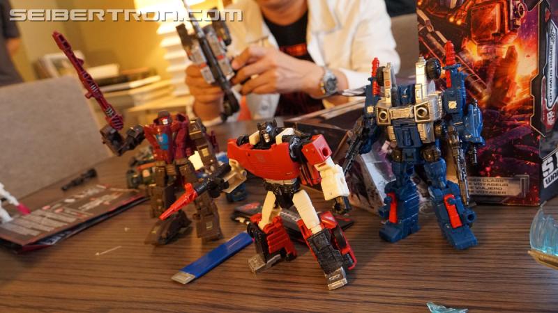 Transformers News: Unboxing Event gallery and video for Transformers War for Cybertron: SIEGE