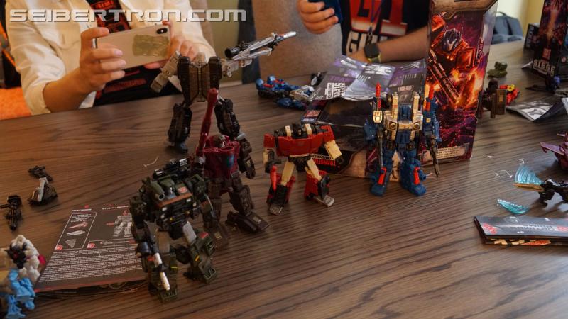 NYCC 2018 - War for Cybertron Wave 1 Unboxing Event