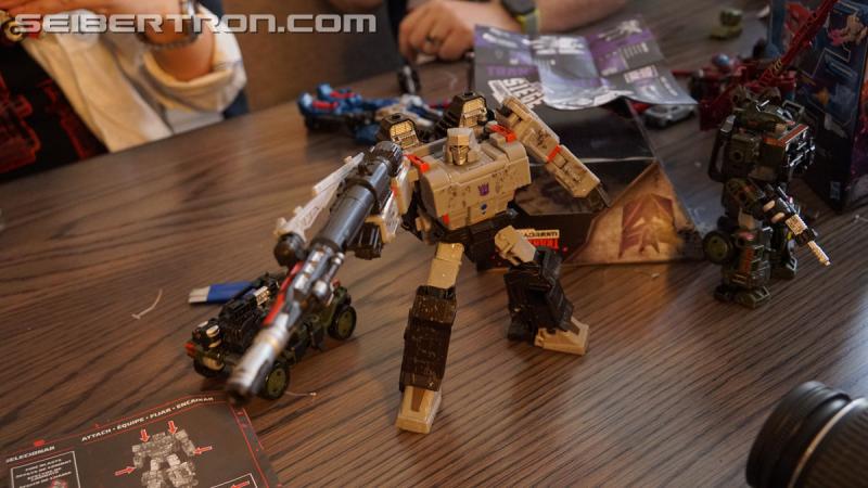 Transformers News: Unboxing Event gallery and video for Transformers War for Cybertron: SIEGE