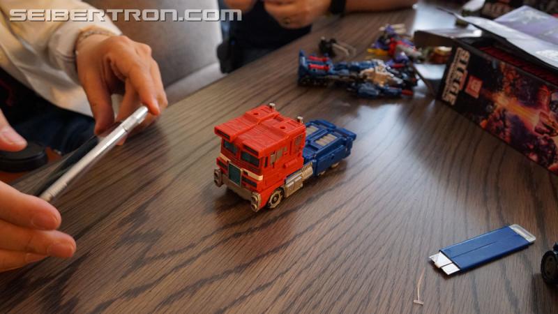 Transformers News: Unboxing Event gallery and video for Transformers War for Cybertron: SIEGE