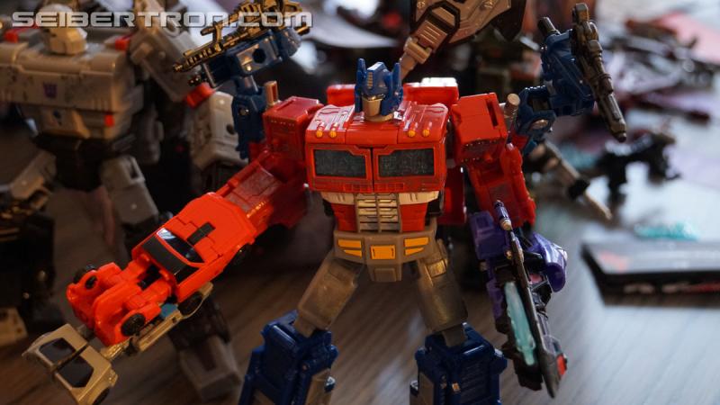 Transformers News: Unboxing Event gallery and video for Transformers War for Cybertron: SIEGE