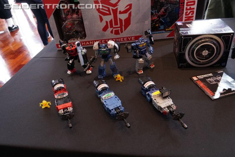 SDCC 2019: Transformers War for Cybertron SIEGE Refraktor 3-pack - Transformers Event: DSC08329