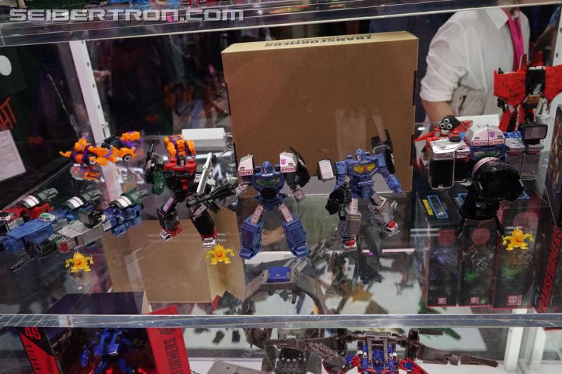 SDCC 2019: Transformers War for Cybertron SIEGE Refraktor 3-pack - Transformers Event: DSC08783
