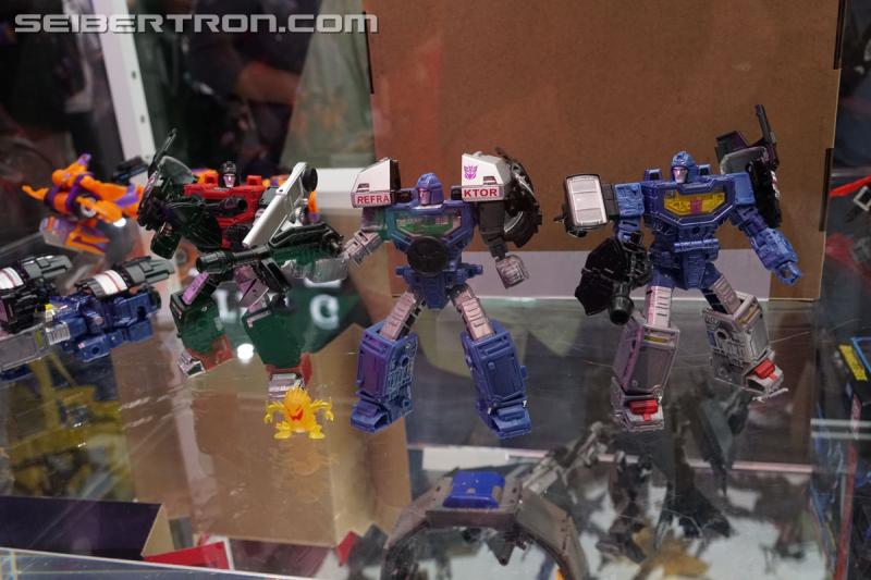 SDCC 2019: Transformers War for Cybertron SIEGE Refraktor 3-pack - Transformers Event: DSC08790