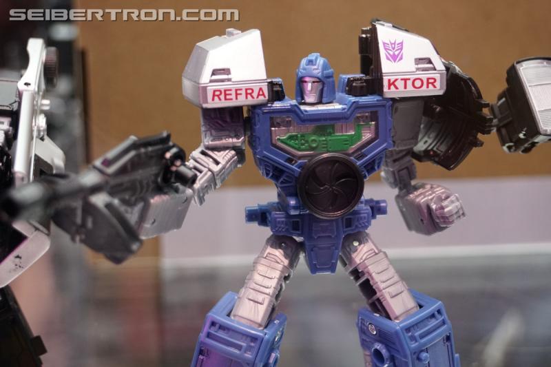 SDCC 2019: Transformers War for Cybertron SIEGE Refraktor 3-pack - Transformers Event: DSC08795