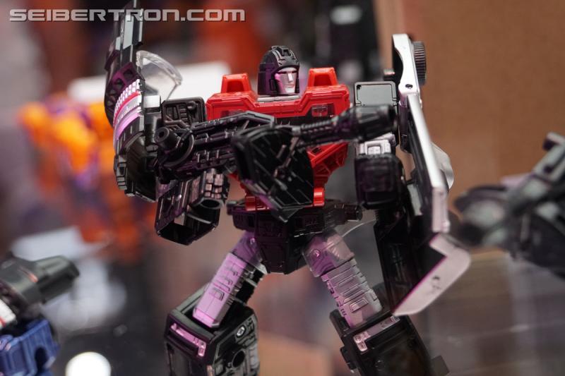 SDCC 2019: Transformers War for Cybertron SIEGE Refraktor 3-pack - Transformers Event: DSC08796