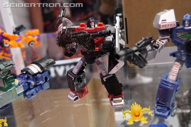 SDCC 2019: Transformers War for Cybertron SIEGE Refraktor 3-pack - Transformers Event: DSC08797