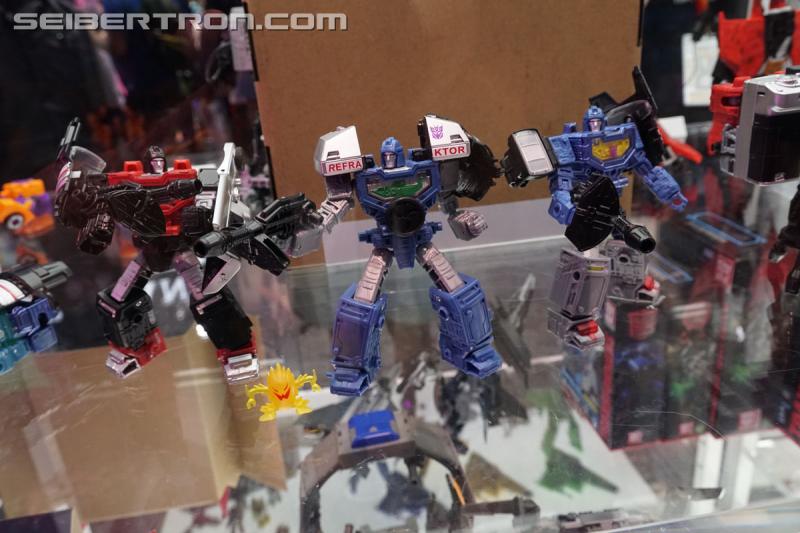 SDCC 2019: Transformers War for Cybertron SIEGE Refraktor 3-pack - Transformers Event: DSC08799