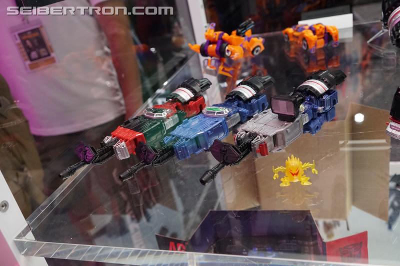 SDCC 2019: Transformers War for Cybertron SIEGE Refraktor 3-pack - Transformers Event: DSC08800