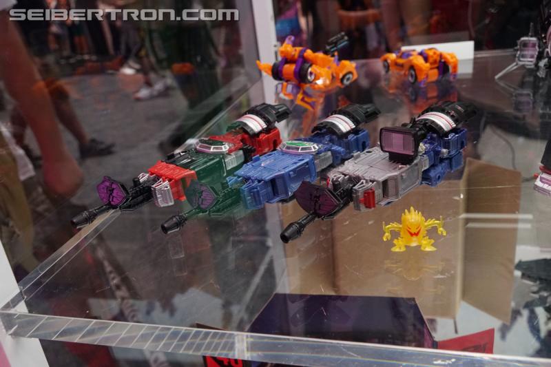 SDCC 2019: Transformers War for Cybertron SIEGE Refraktor 3-pack - Transformers Event: DSC08802