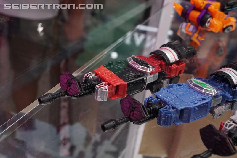 SDCC 2019: Transformers War for Cybertron SIEGE Refraktor 3-pack - Transformers Event: DSC08806