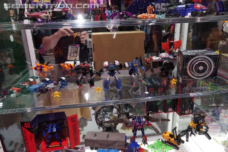 SDCC 2019: Transformers War for Cybertron SIEGE Refraktor 3-pack - Transformers Event: DSC08808