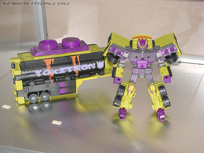 Transformers News: Rumor: list of possible remaining BotCon 2011 exclusives Image