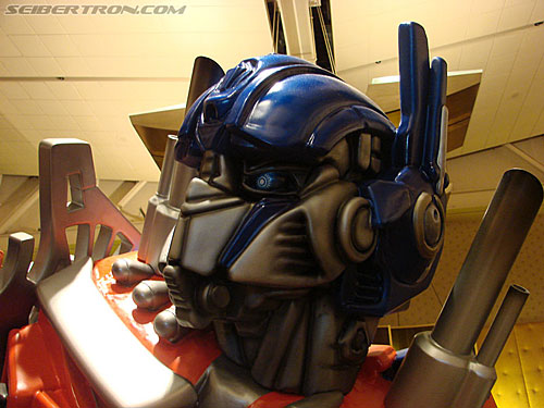 BotCon 2007: Movie Optimus Prime Statue - Transformers Event: DSC06647