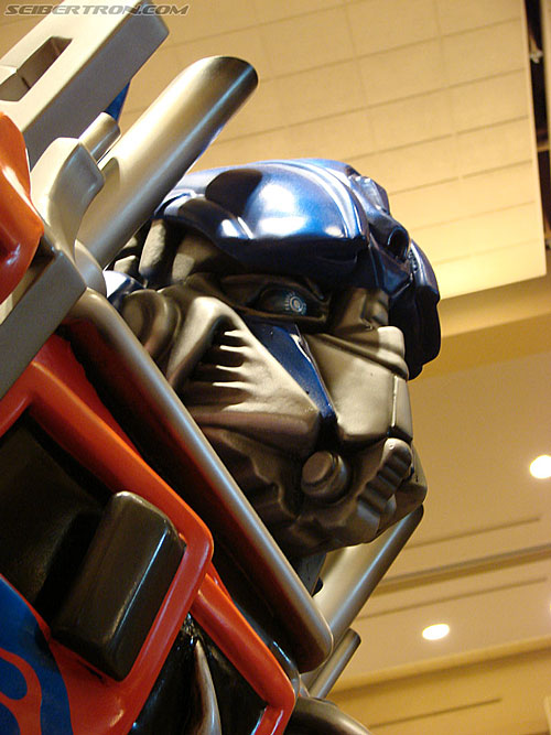 BotCon 2007 - Movie Optimus Prime Statue