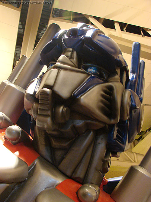 BotCon 2007: Movie Optimus Prime Statue - Transformers Event: DSC06855