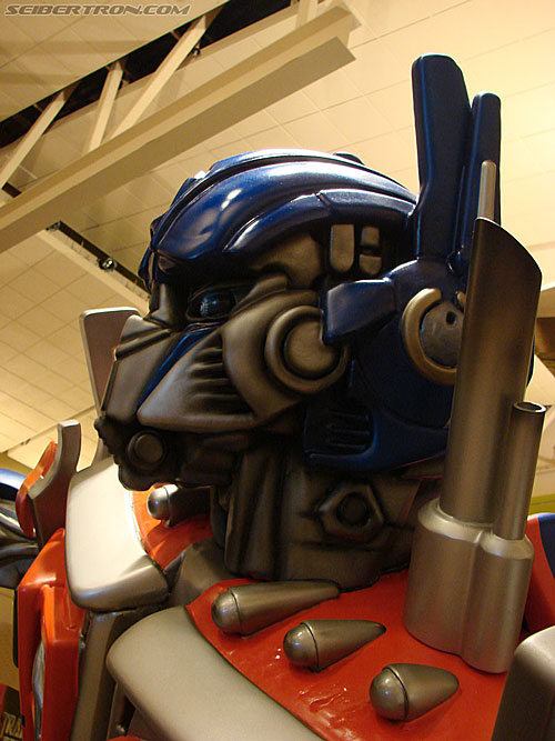 BotCon 2007: Movie Optimus Prime Statue - Transformers Event: DSC06859