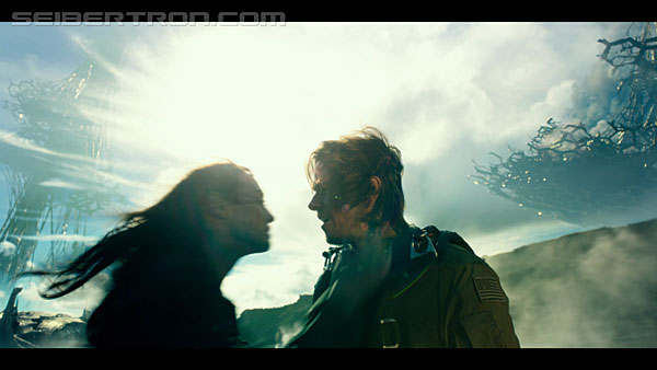 last-knight-trailer-170412-1103.jpg