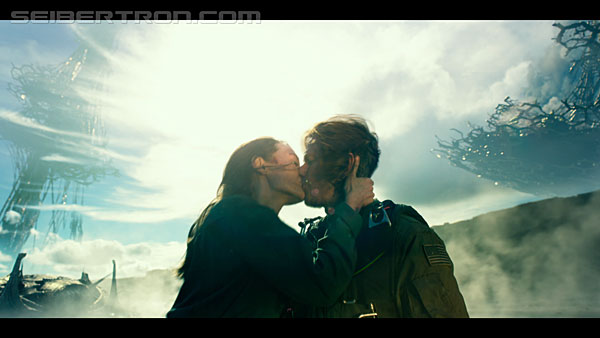last-knight-trailer-170412-1106.jpg