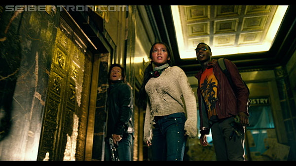 last-knight-trailer-170412-1165.jpg