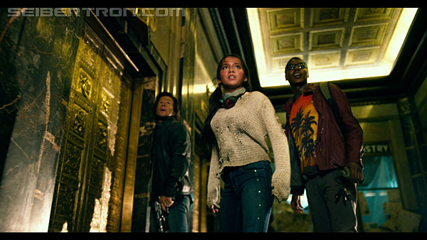 last-knight-trailer-170412-1166.jpg