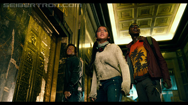 last-knight-trailer-170412-1168.jpg