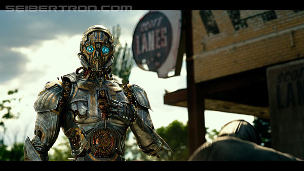 last-knight-international-trailer-170517-0329.jpg
