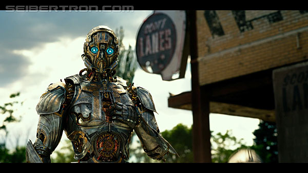 last-knight-international-trailer-170517-0330.jpg