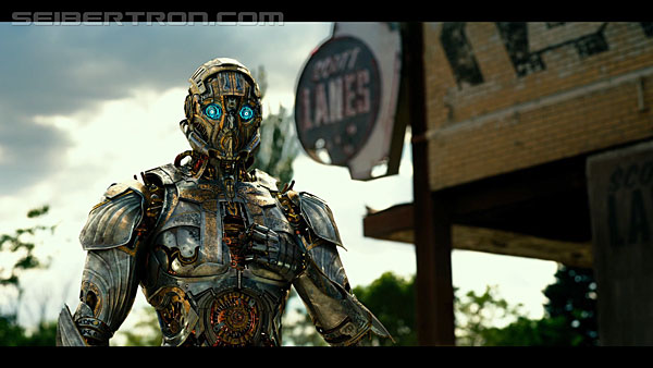 last-knight-international-trailer-170517-0333.jpg