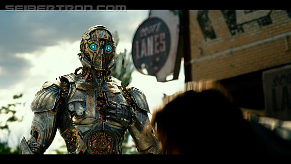 last-knight-international-trailer-170517-0335.jpg