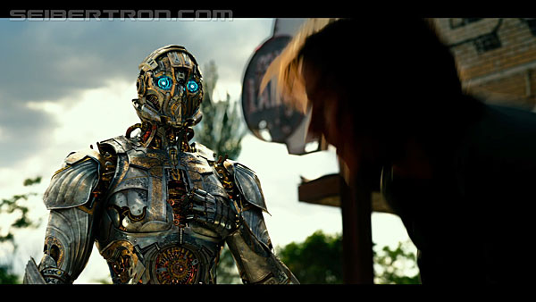 last-knight-international-trailer-170517-0337.jpg