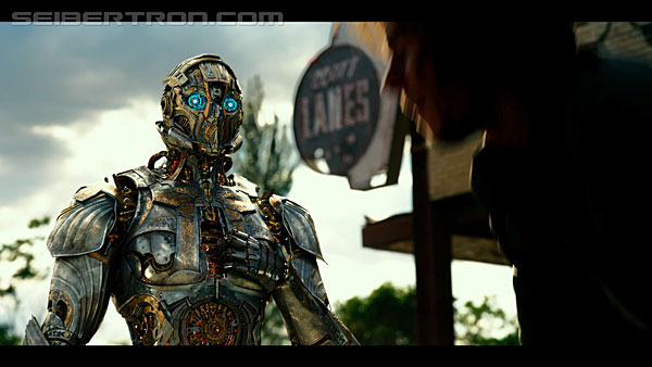 last-knight-international-trailer-170517-0338.jpg