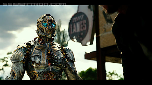 last-knight-international-trailer-170517-0339.jpg