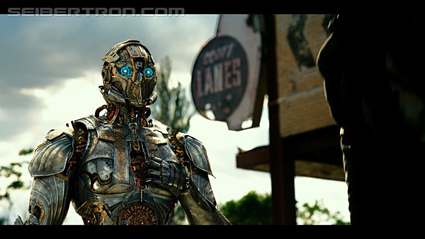 last-knight-international-trailer-170517-0340.jpg