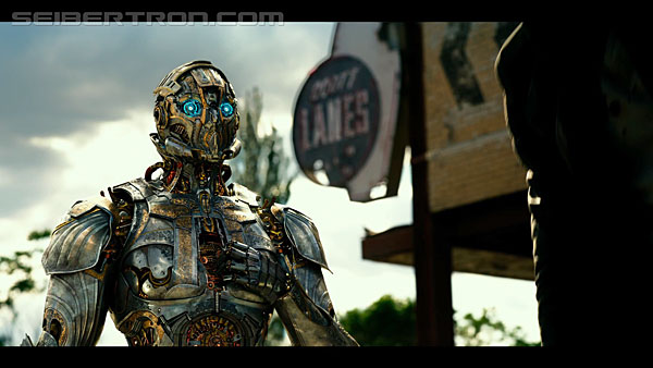 last-knight-international-trailer-170517-0341.jpg