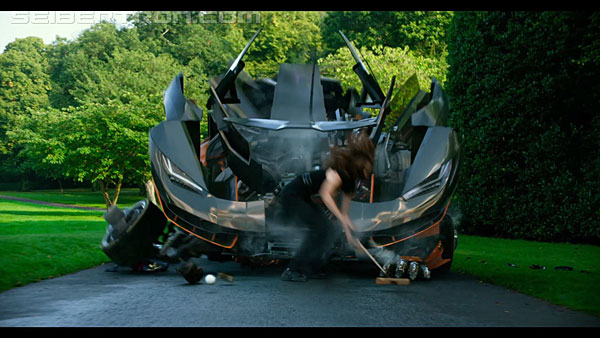 last-knight-international-trailer-170517-0390.jpg