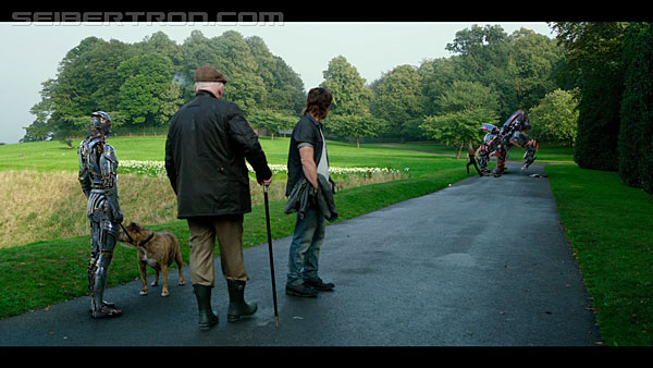 last-knight-international-trailer-170517-0408.jpg