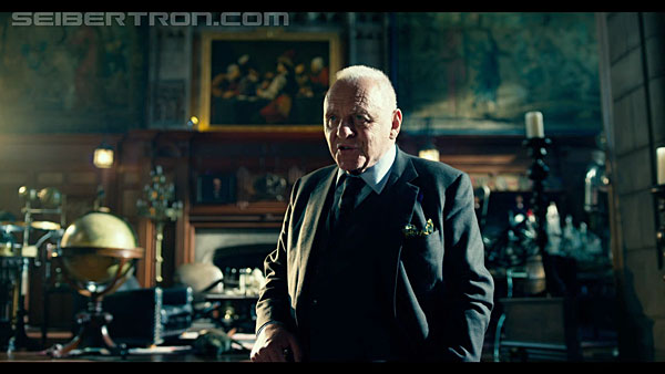 last-knight-international-trailer-170517-0530.jpg