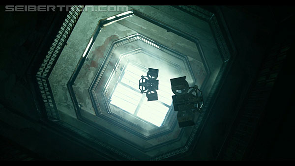last-knight-international-trailer-170517-0738.jpg