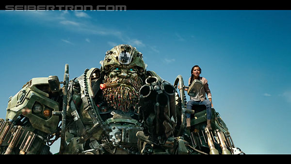 last-knight-international-trailer-170517-0801.jpg