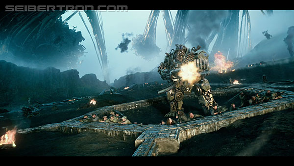 last-knight-international-trailer-170517-0802.jpg