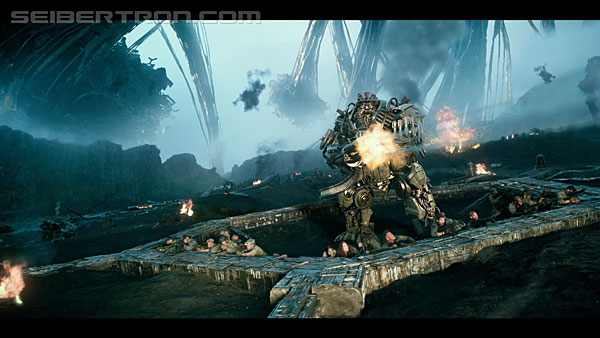 last-knight-international-trailer-170517-0803.jpg