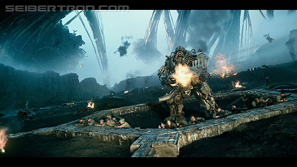 last-knight-international-trailer-170517-0804.jpg