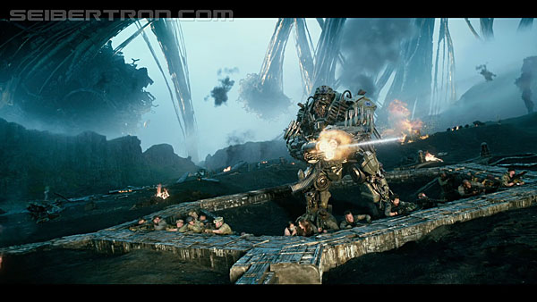 last-knight-international-trailer-170517-0805.jpg