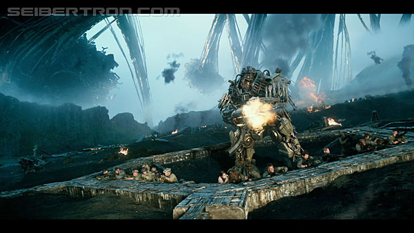 last-knight-international-trailer-170517-0806.jpg